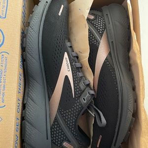 Brooks Ghost women’s sneakers (9.5)